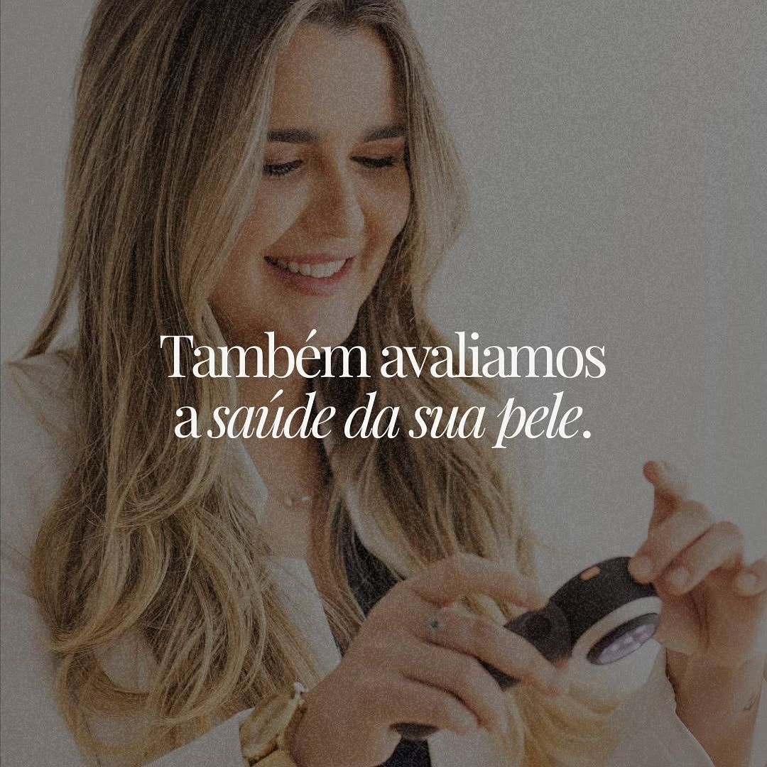 Foto do Instagram da Dra. Carolina Destefani em atendimento dermatológico